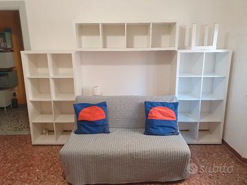 Divano letto e sistema di scaffali ikea