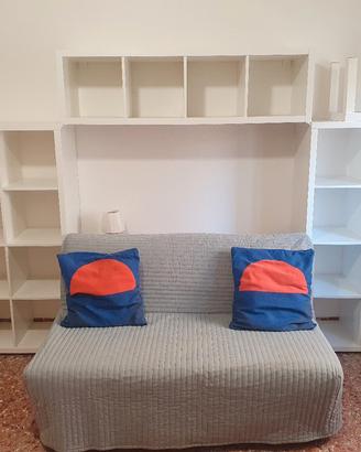 Divano letto e sistema di scaffali ikea