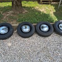 4 pneumatici e 4 copri ruota per fiat 500 l epoca 