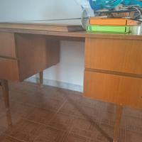 Letto scrivania e macchina per stirare