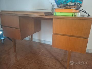 Letto scrivania e macchina per stirare