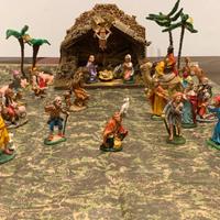 Presepe Completo di Casetta , alberi e statuine .