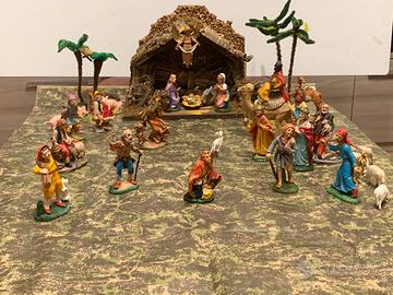 Presepe Completo di Casetta , alberi e statuine .