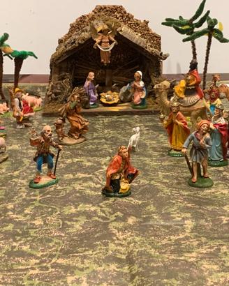 Presepe Completo di Casetta , alberi e statuine .