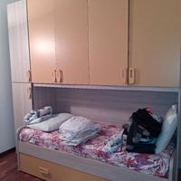 struttura letto e armadi a incasso.