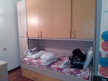 struttura letto e armadi a incasso.