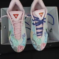 scarpa da basket LeBron 22 monopoly currency 