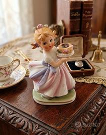 Statuetta bimba con torta porcellana Capodimonte 