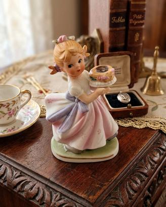 Statuetta bimba con torta porcellana Capodimonte 