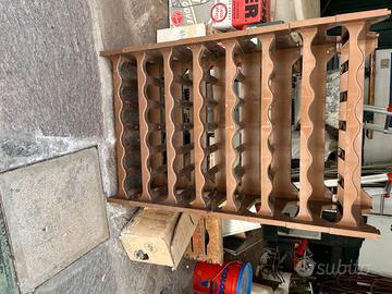 Scaffali in plastica per tenere le bottiglie
