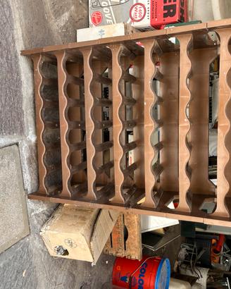 Scaffali in plastica per tenere le bottiglie