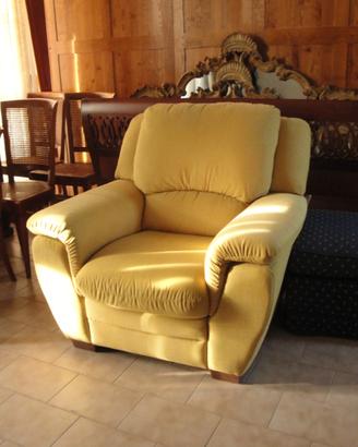 Poltrona in tessuto giallo senape