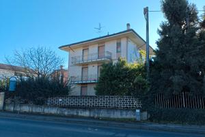 Casa con 3 appartamenti indipendenti