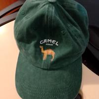 cappello con la scritta cammel 