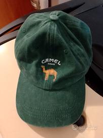 cappello con la scritta cammel 