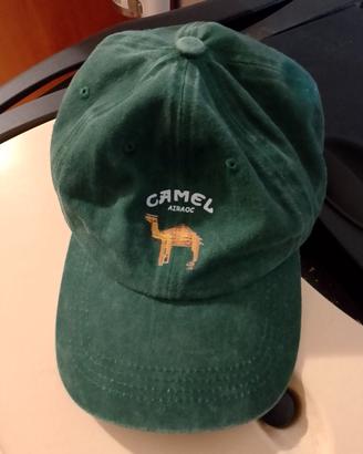 cappello con la scritta cammel 