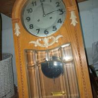 vecchio orologio pendolo a muro 
