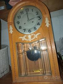 vecchio orologio pendolo a muro 