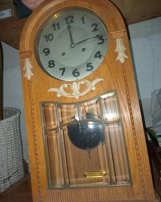 vecchio orologio pendolo a muro 