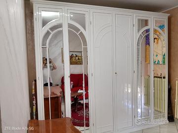 Armadio laccato bianco.