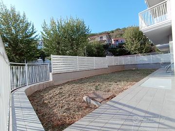 Appartamento con giardino e terrazzo vista mare