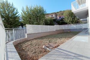 Appartamento con giardino e terrazzo vista mare