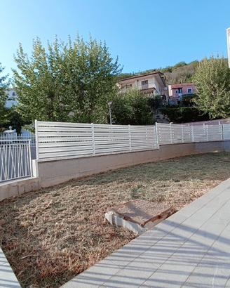 Appartamento con giardino e terrazzo vista mare