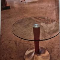 Tavolino rotondo artigianale con piano in vetro