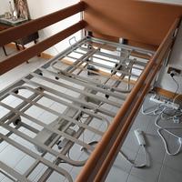 Letto ospedaliero con materasso antidecubito