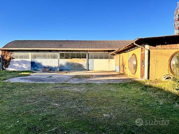 AMPIO CAPANNONE CON TERRENO EDIFICABILE ADIACENTE