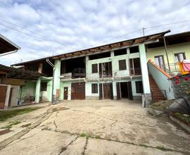 CASCINA CARATTERISTICA CON AMPIO CORTILE PRIVATO