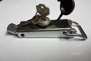 Chiusura a chiave per coperchi carrelli appendice