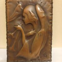 Bassorilievo in rame, firmato – angelo che suona