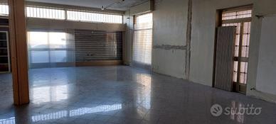 Negozio fronte strada con magazzino interrato