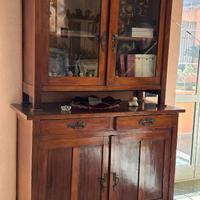 Imponente Credenza con Vetrina in Legno
