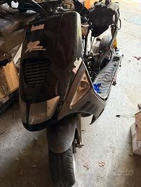Aprilia Sr 50. Vèndo intero o a pezzi di ricambio
