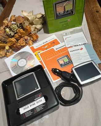 navigatori GPS TomTom ONE di vecchia generazione.