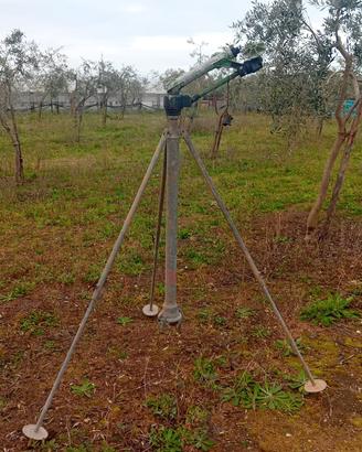 irrigatore a battente montato su un treppiede