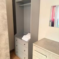 Armadio aperto cin cassetti