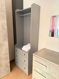 Armadio aperto cin cassetti