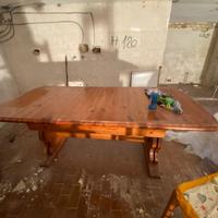 Tavolo estensibile in legno con sedie
