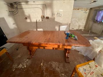 Tavolo estensibile in legno con sedie