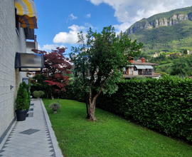 Villetta a schiera con giardino su tre lati