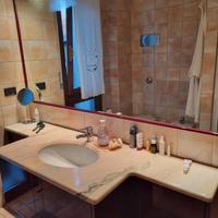 mobile bagno con piano in marmo e specchio 