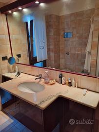 mobile bagno con piano in marmo e specchio 