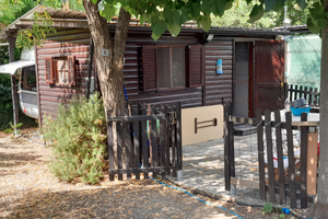 Roulotte stanziale con casetta in legno