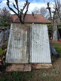 Portone in legno massiccio per garage o capanno