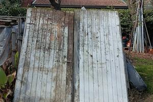 Portone in legno massiccio per garage o capanno