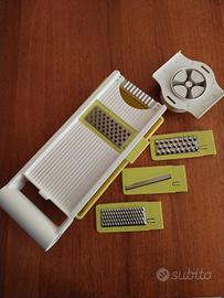 Grattugia multiuso con attrezzi 
