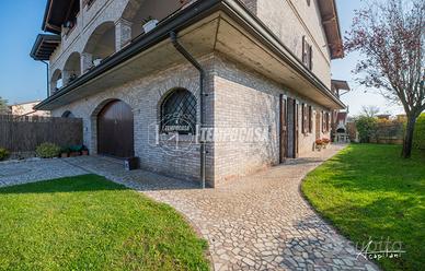 VILLA A SCHIERA DI TESTA